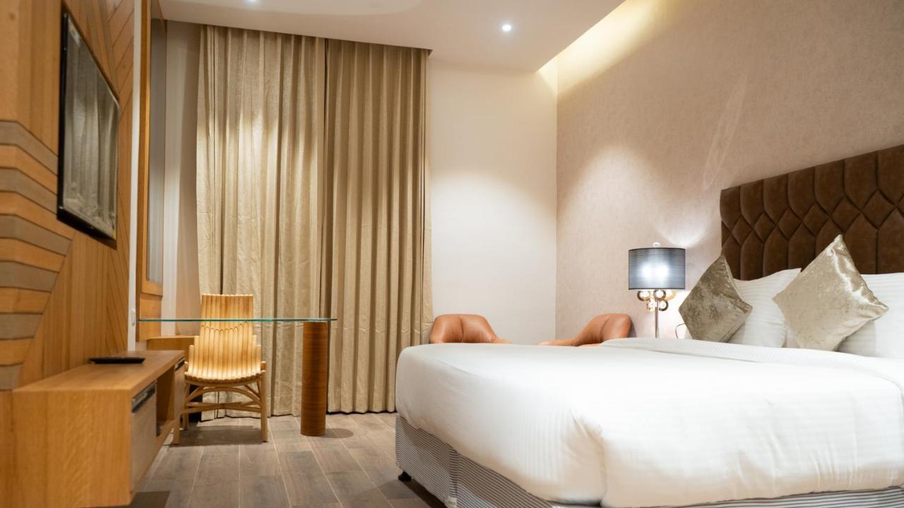 Clarks Inn Suites Kangra Buitenkant foto