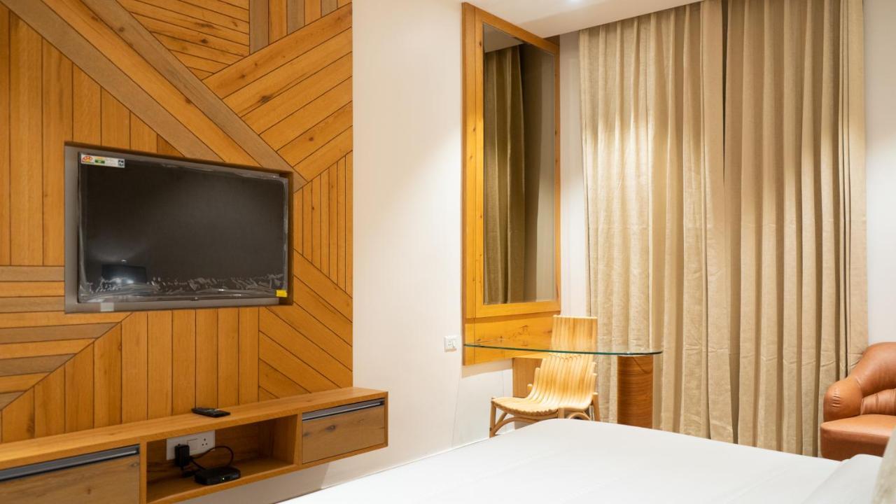 Clarks Inn Suites Kangra Buitenkant foto
