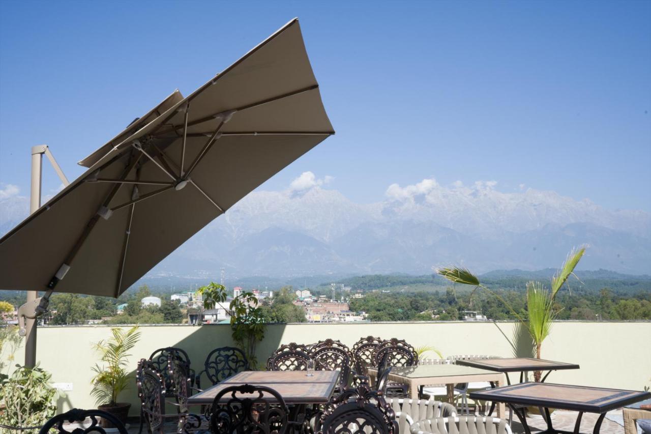 Clarks Inn Suites Kangra Buitenkant foto