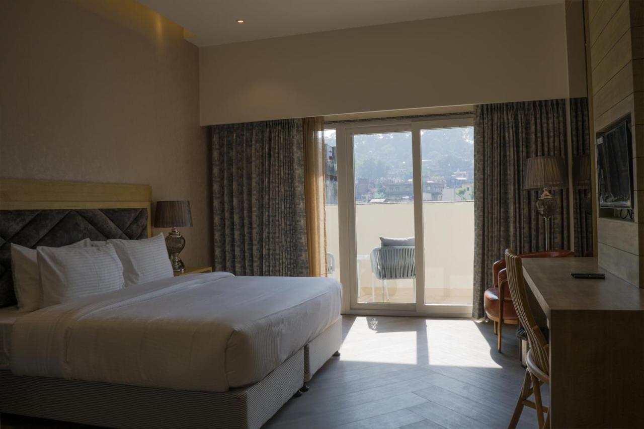 Clarks Inn Suites Kangra Buitenkant foto