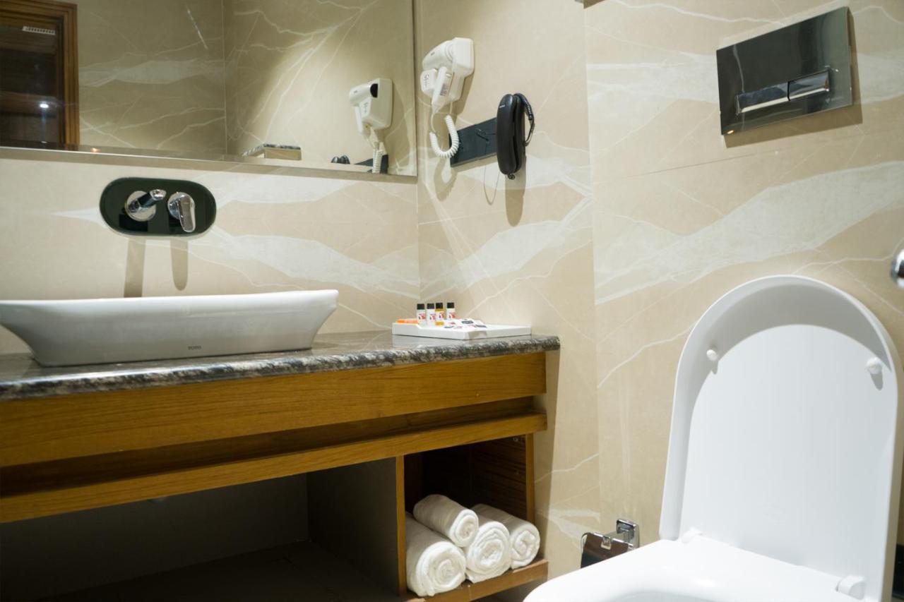 Clarks Inn Suites Kangra Buitenkant foto