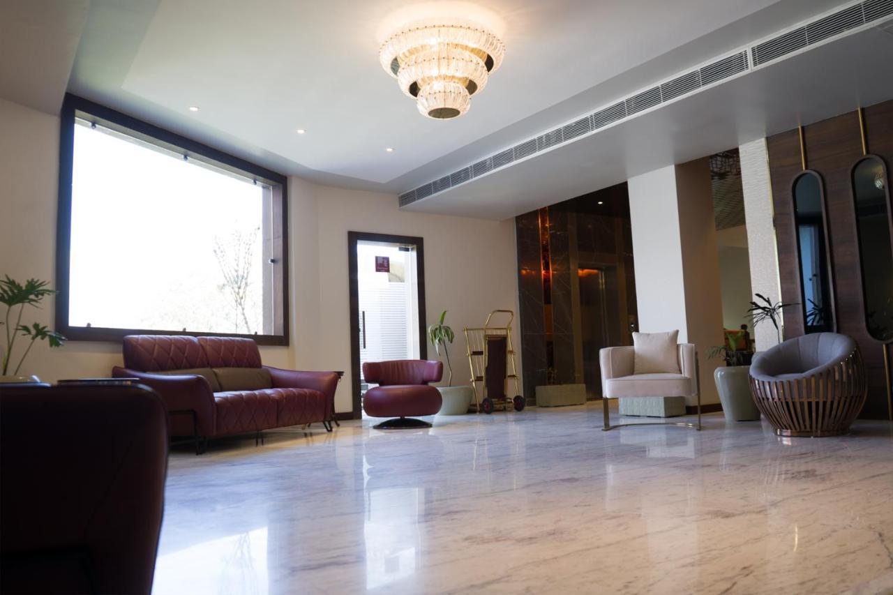 Clarks Inn Suites Kangra Buitenkant foto