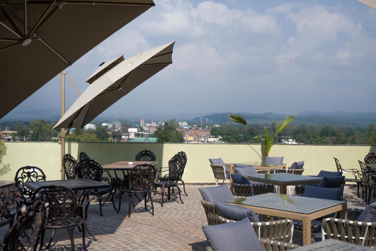 Clarks Inn Suites Kangra Buitenkant foto