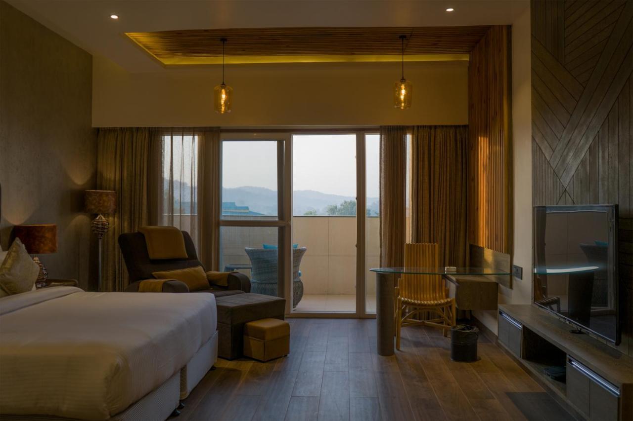 Clarks Inn Suites Kangra Buitenkant foto