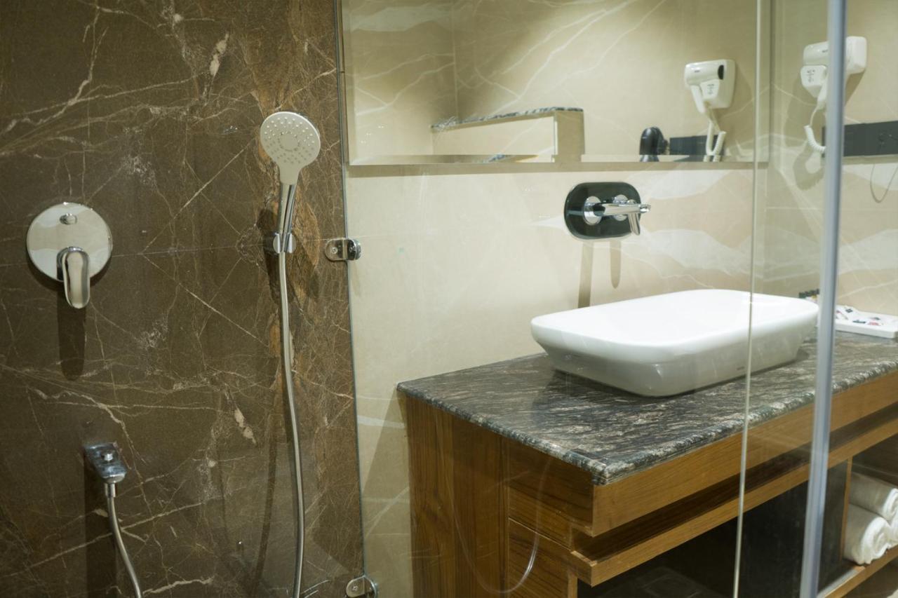Clarks Inn Suites Kangra Buitenkant foto