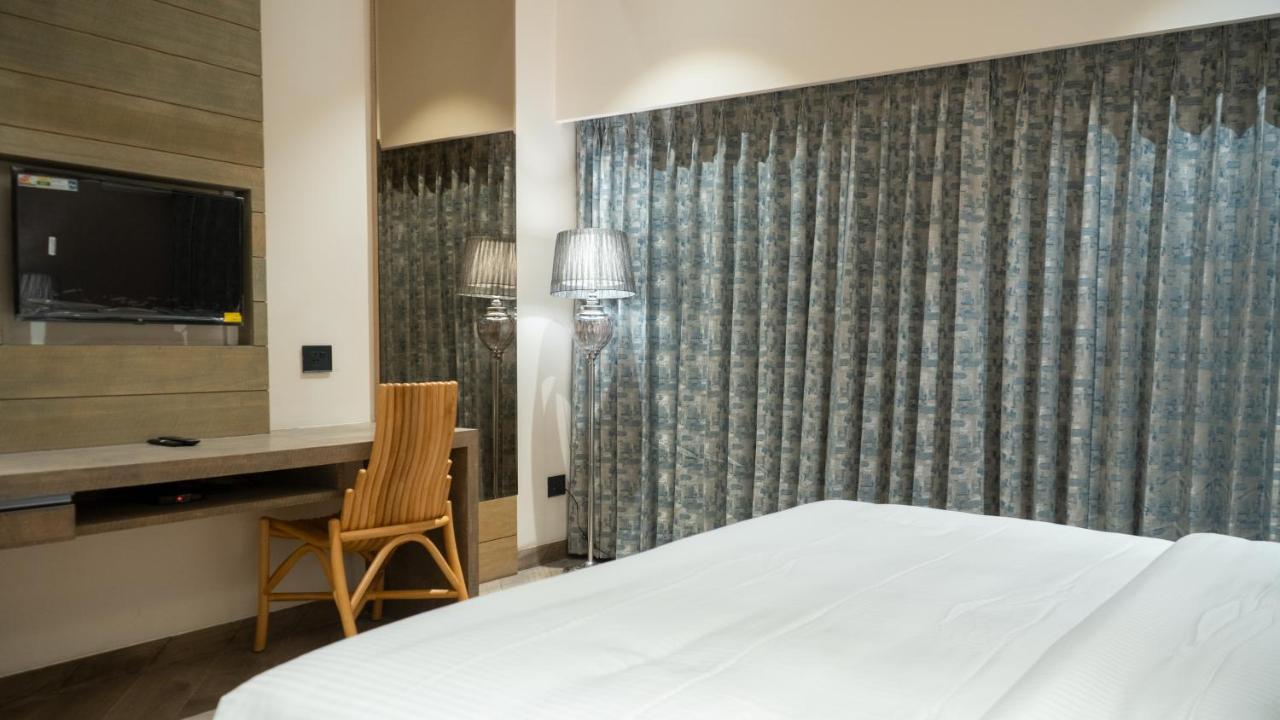 Clarks Inn Suites Kangra Buitenkant foto