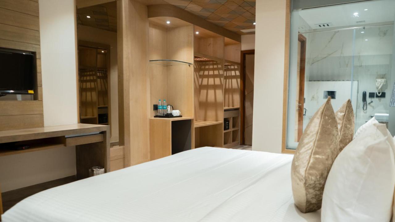 Clarks Inn Suites Kangra Buitenkant foto