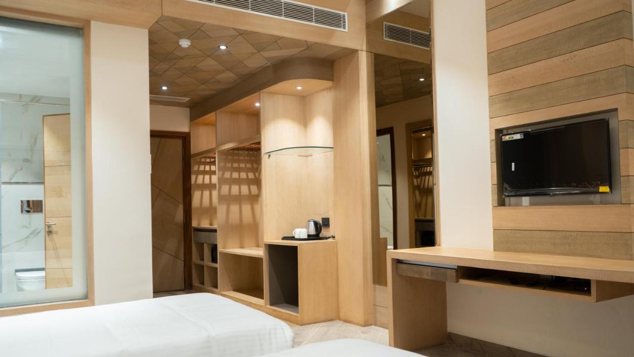 Clarks Inn Suites Kangra Buitenkant foto
