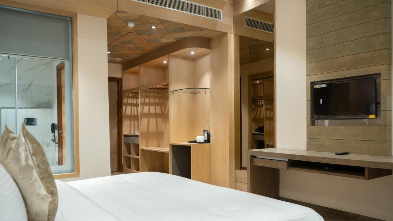 Clarks Inn Suites Kangra Buitenkant foto