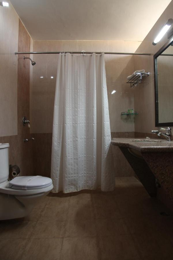 Clarks Inn Suites Kangra Buitenkant foto