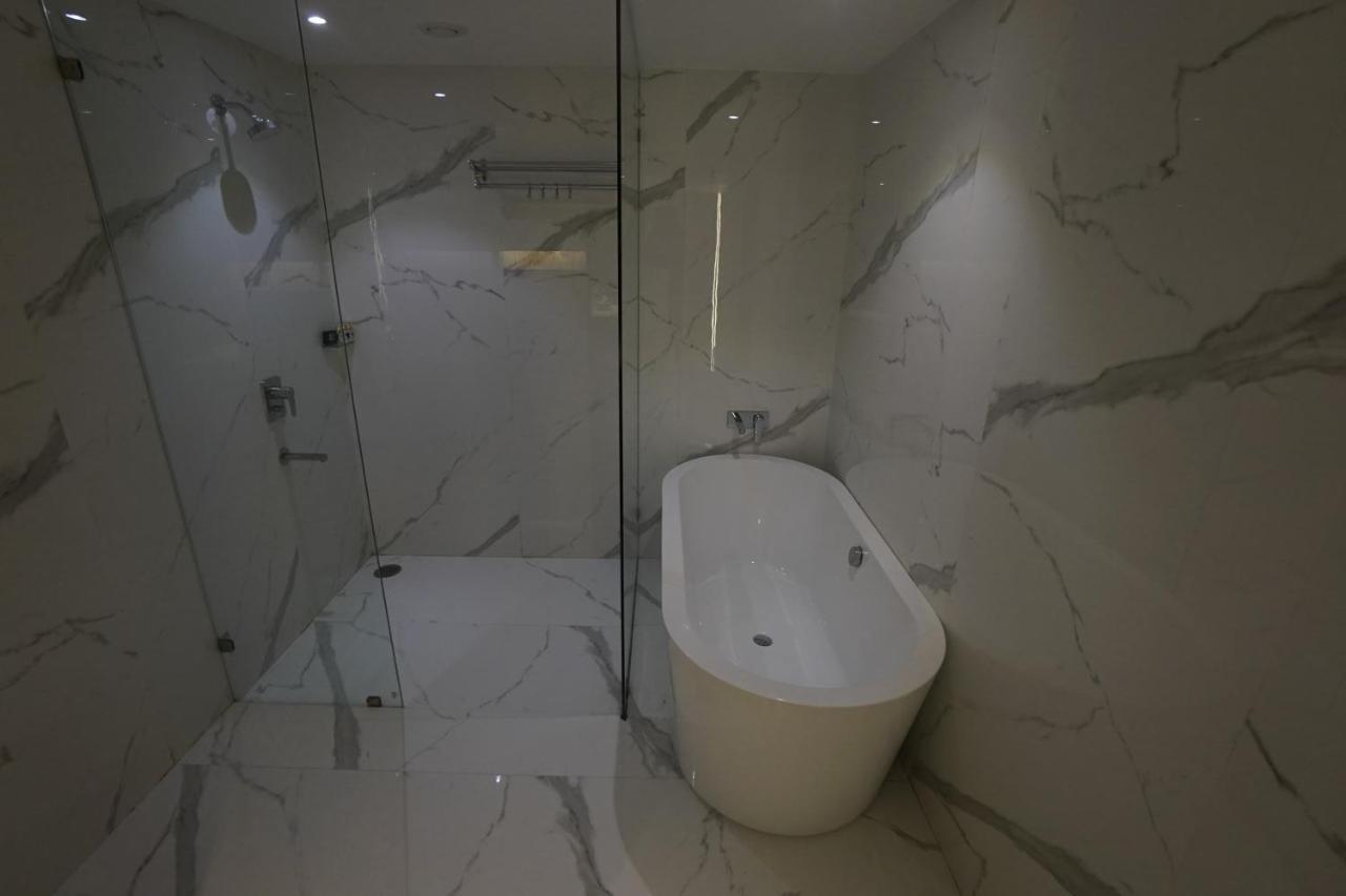 Clarks Inn Suites Kangra Buitenkant foto
