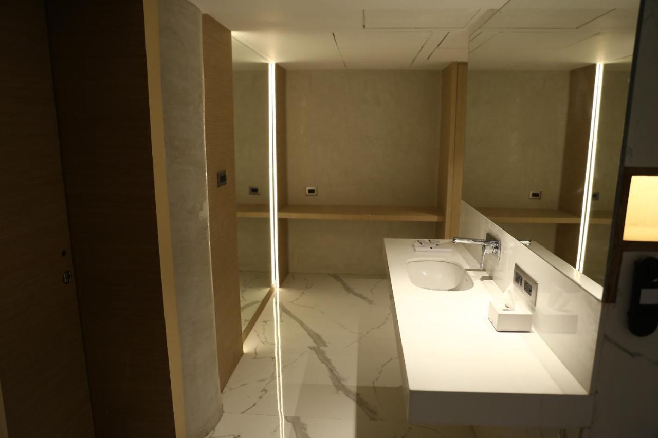 Clarks Inn Suites Kangra Buitenkant foto